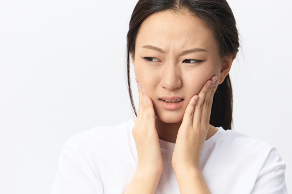 How A Dentist Can Treat A Broken Tooth